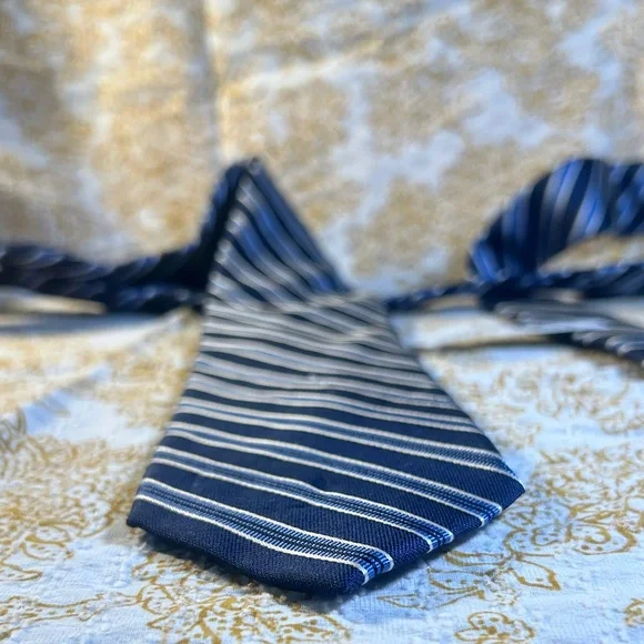 Roundtree & Yorke Navy and White Striped Tie - Picture 3 of 5